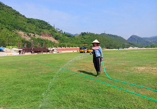 Các hạng mục công trình tổ hợp sân vận động Nam Giang đang trong quá trình hoàn thiện, đảm bảo theo kế hoạch. Ảnh: ALĂNG NGƯỚC