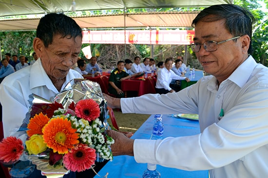 Ông Trần Công Châu dâng tặng hoa tri ân ông Trần Ba (trái). 