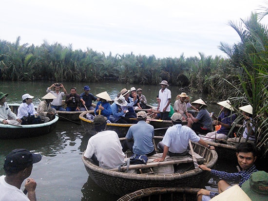 Mùa hè là thời điểm các chi hội VHNT thường tổ chức các chuyến đi thực tế hoặc mở trại sáng tác cho hội viên. Trong ảnh: Hội viên Chi hội Văn học đi thực tế sáng tác ở rừng dừa nước Cẩm Thanh - Hội An.