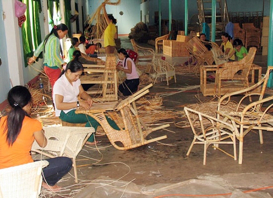 Cơ sở sản xuanats hàng mây, tre xuất khẩu của Xí nghiệp Âu Cơ - huyện Núi Thành nơi tạo công ăn việc làm cho nhiều lao động nữ tại địa phương và luôn thực hiện tốt nghĩa vụ thuế.