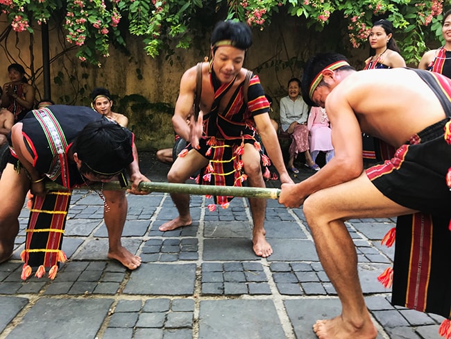 Thi đẩy gậy là trò chơi dân gian mang tính phô diễn sức mạnh của các chàng trai Ca Dong. Ảnh: MINH HẢI