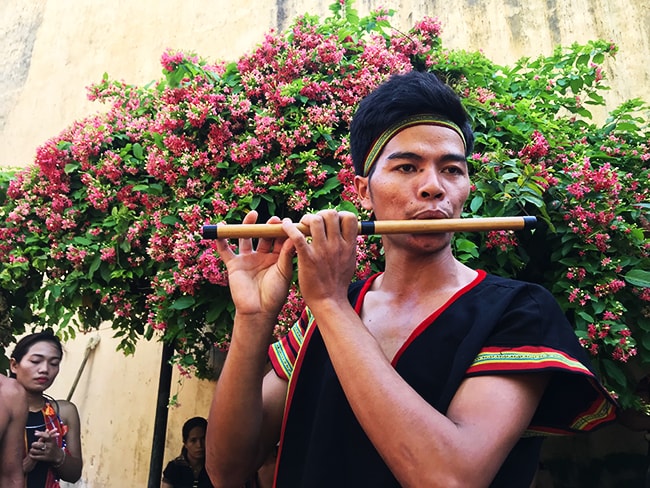 Nghệ nhân Lê Văn Hân thể hiện tiếng sáo trên nương. Ảnh: MINH HẢI