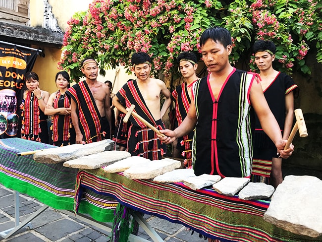 Nghệ nhân Hồ Văn Nái trình diễn đàn đá độc đáo của người Ca Dong. Ảnh: MINH HẢI