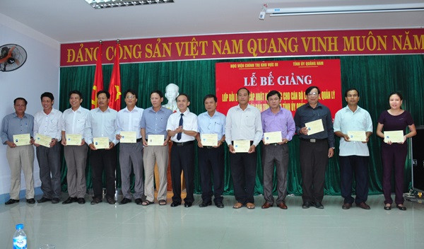 PGS.TS Nguyễn Ngọc Hòa trao bằng chứng nhận hoàn thành chương trình bồi dưỡng, cập nhật kiến thức mới cho các học viên. Ảnh: N.Đ