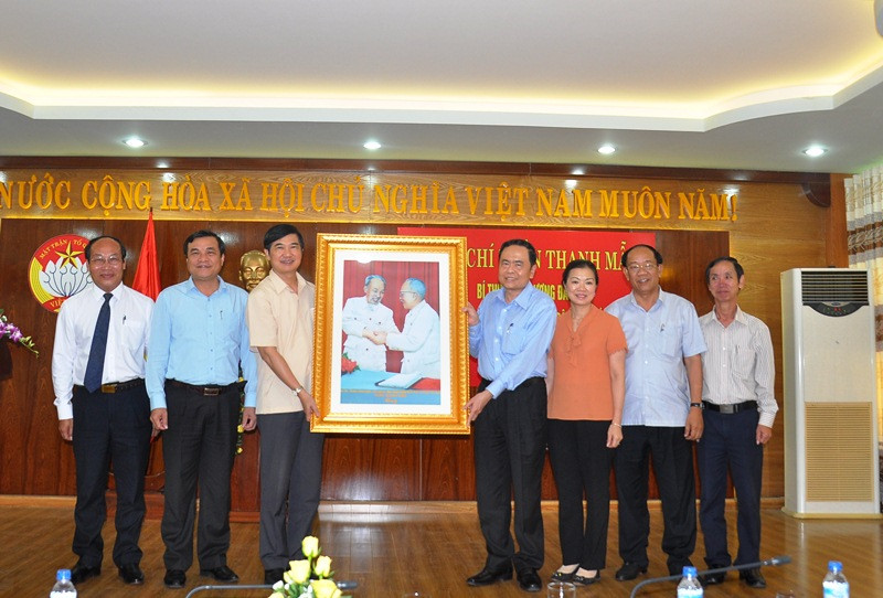 Đồng chí Trần Thanh Mẫn tặng Tỉnh ủy - HĐND - UBND - Ủy ban MTTQ Việt Nam tỉnh bức ảnh về Bác Hồ. Ảnh: VINH ANH