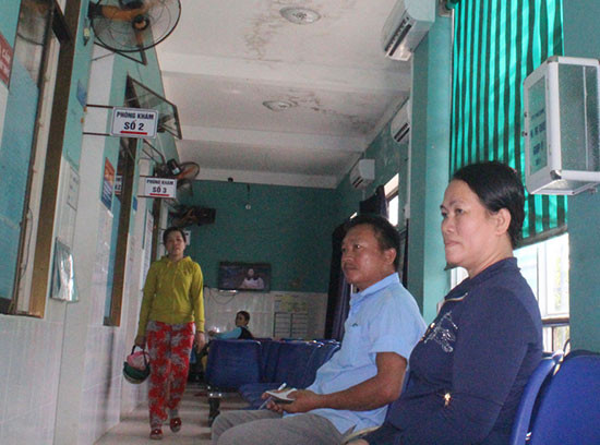 Khu phòng chờ khám bệnh tại TTYT Phú Ninh được lắp đặt máy điều hòa để người dân đến khám bệnh không phải chờ đợi trong nóng bức. 