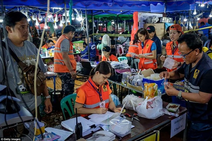 Hiện có nhiều lo ngại những cơn mưa trong vài ngày tới có thể gây ngập lụt trong hang Tham Luang và có thể phải chờ đến cuối mùa mưa vào tháng 10, những người bị mắc kẹt mới có thể thoát ra ngoài. Ảnh: Lực lượng cứu hộ tại hiện trường (Getty)