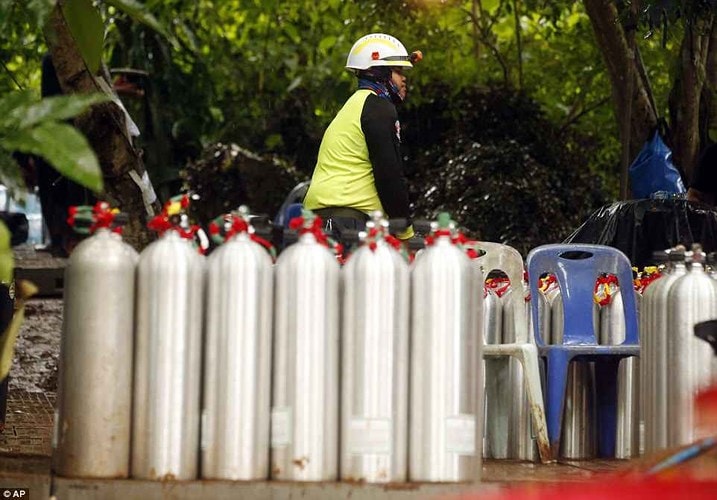 Bình oxy cho các thợ lặn xếp kín khu vực bên ngoài cửa hang Tham Luang. Ảnh: AP.