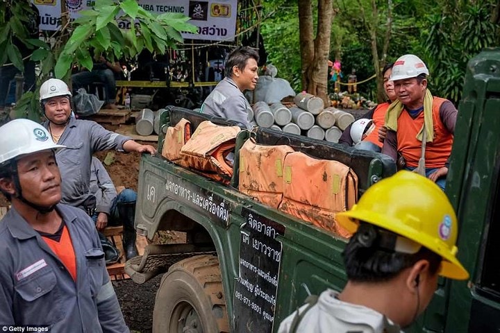Thống đốc tỉnh Chiang Rai, ông Narongsak Osoththanakorn cho hay các nhân viên cứu hộ sẽ không bất chấp nguy hiểm để giải thoát cho 12 cậu bé và huấn luyện viên của các em khỏi hang động ngập nước. Ảnh: Getty.