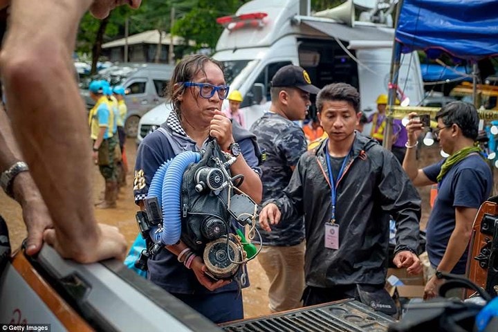 Ngay sau khi được tìm thấy, các thiếu niên 11-16 tuổi cùng huấn luyện viên 25 tuổi đã được tiếp tế thực phẩm và chăm sóc y tế sau 10 ngày chiến đấu để sinh tồn. 7 thợ lặn, trong đó có một bác sĩ và một y tá, đã vào trong hang đễ hỗ trợ họ. Ảnh: Getty.