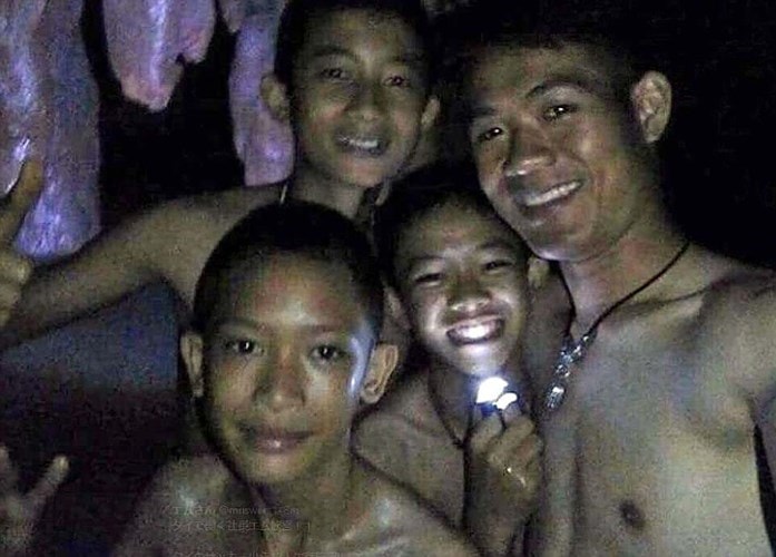 Giới chức cho biết các cậu bé cũng được động viên về tinh thần và không ai trong số họ gặp vấn đề nghiêm trọng về sức khỏe. Ảnh: Daily Mail.