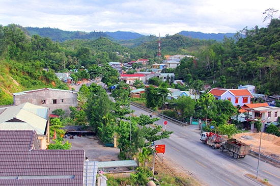 Diện mạo miền núi đang thay đổi khá rõ nét nhờ các chính sách hỗ trợ. Ảnh: ALĂNG NGƯỚC