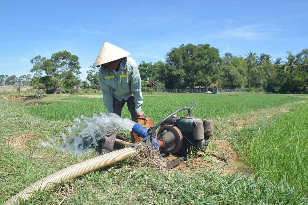 Người dân bơm nước