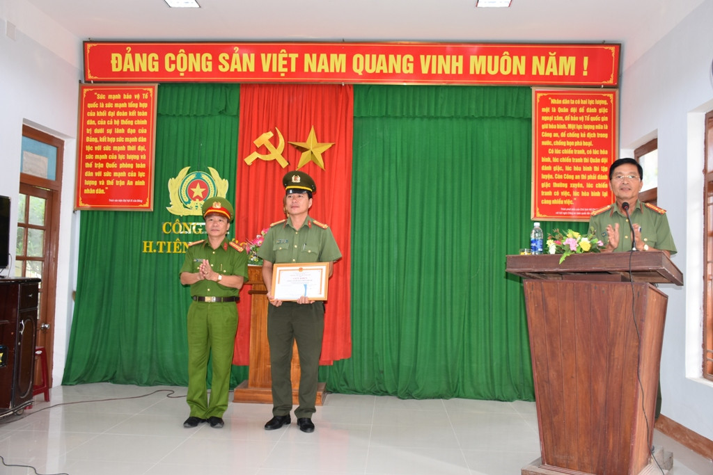 Đại tá Nguyễn Đức Dũng t rao thưởng nóng cho ban chuyên án. Ảnh: Q.H