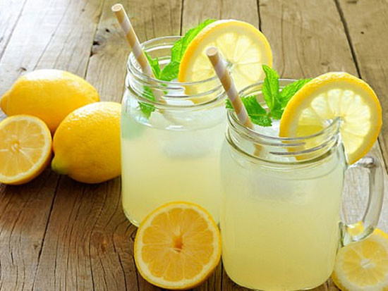 Uống nước chanh quá nhiều có thể làm vết lở miệng thêm nặng. Ảnh:  Shutterstock