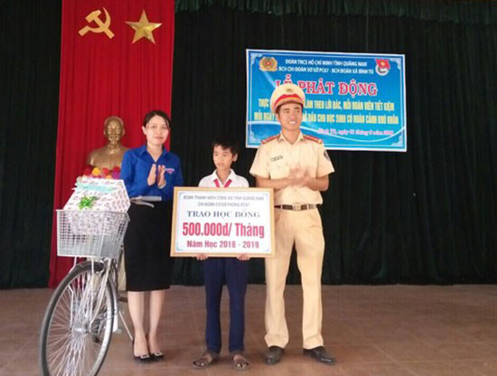 Thượng úy Dương Thành Mỹ - đại diện BCH Đoàn thanh niên PC67 tặng xe đạp, học bổng cho học sinh nghèo vượt khó. 