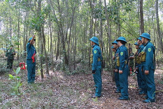 Đội ngũ chỉ huy phó Ban CHQS xã tham gia phần thi giảng bài đội ngũ chiến thuật. Ảnh: D.LÊ