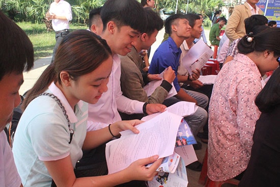 Người lao động cần được tìm hiểu những thông tin rõ ràng từ doanh nghiệp xuất khẩu lao động. Ảnh: D.L