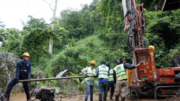 Công tác hút nước khỏi hang được triển khai tích cực. (Ảnh: Nation)
