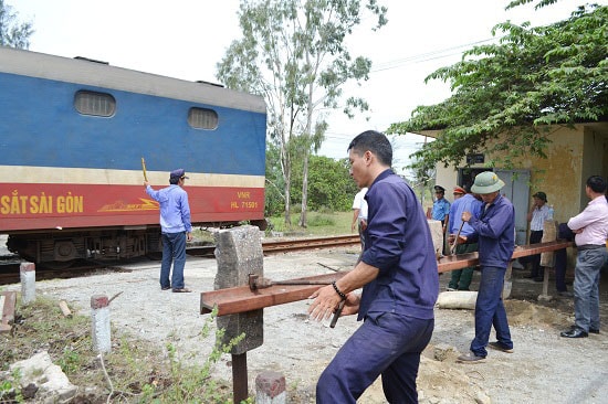 Đóng một đường ngang băng qua đường sắt tại xã Tam Nghĩa (Núi Thành) nhằm giảm thiểu nguy cơ tai nạn giao thông.  Ảnh: C.T