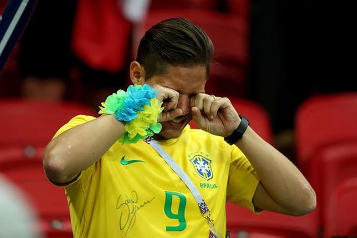 Nhiều CĐV Brazil khóc như mưa.