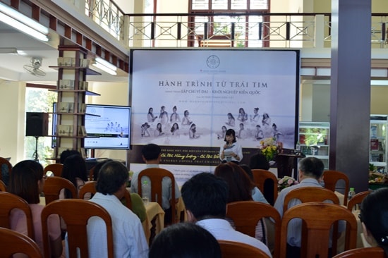 Toàn cản lễ trao tặng sách cho Thu viện Thanh Hóa - Thành phố Hội An