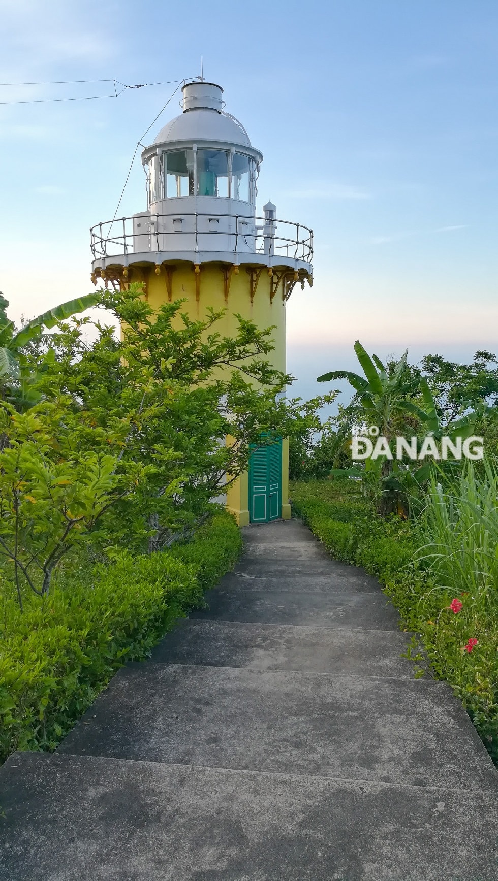 Hải đăng Sơn Trà hay còn gọi là hải đăng Tiên Sa, nằm tại đỉnh Hòn Sơn Trà với độ cao khoảng 223m so với mặt nước biển, là một trong những ngọn hải đăng đẹp nhất Việt Nam, được xây dựng vào những năm 50 của thế kỷ XX do Pháp xây dựng