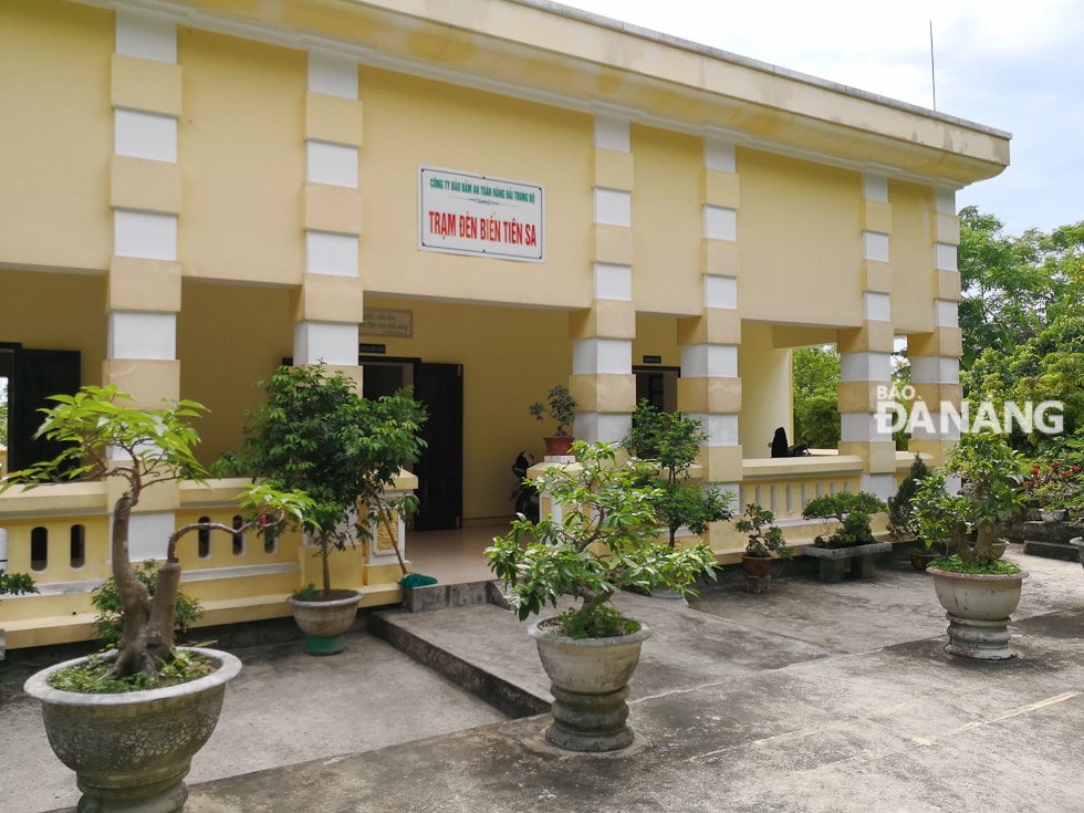 Ngọn hải đăng thuộc Trạm đèn biển Tiên Sa, do Công ty bảo đảm an toàn hàng hải Trung Bộ quản lý.