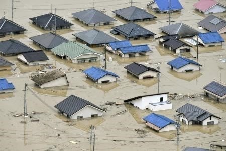 Mưa lớn gây ngập sâu ở thị trấn Kurashiki, tỉnh Okayama ngày 7/7. (Nguồn: Kyodo/ TTXVN)