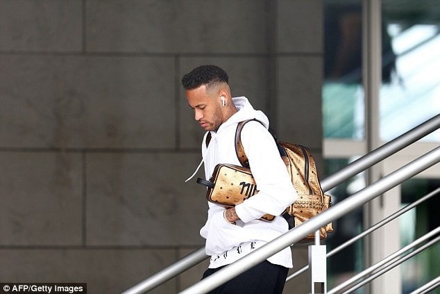 Neymar buồn bã khi anh không thể giúp Brazil vượt qua Bỉ.