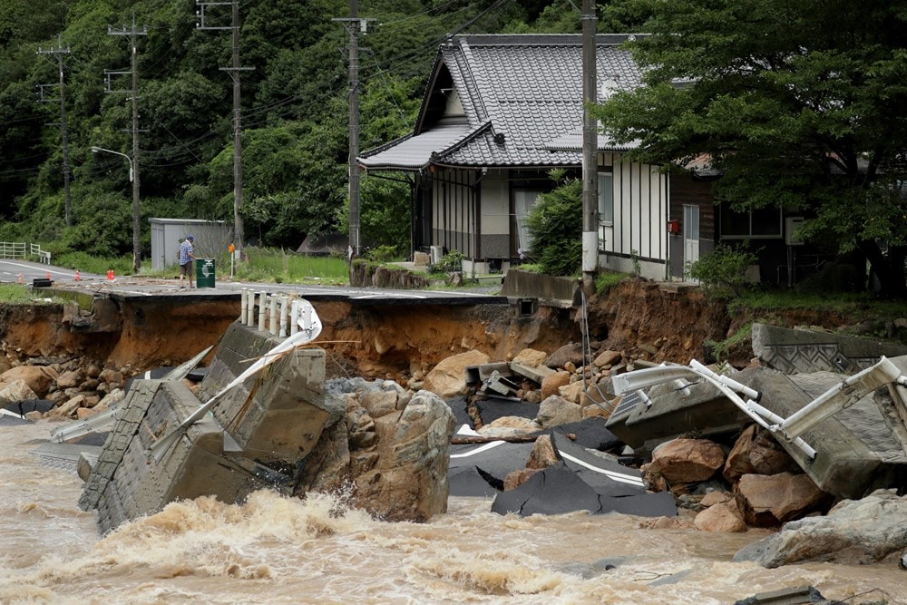 Một tuyến đường bị phá hỏng do mưa lớn ở Higashihiroshima, tỉnh Hiroshima ngày 7/7. (Nguồn: EPA- EFE/TTXVN)