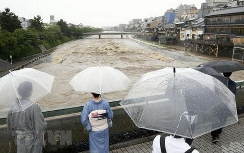 Nước sông Kamo ở cố đô Kyoto dâng cao sau những trận mưa lớn ngày 5/7. (Nguồn: Kyodo/TTXVN)