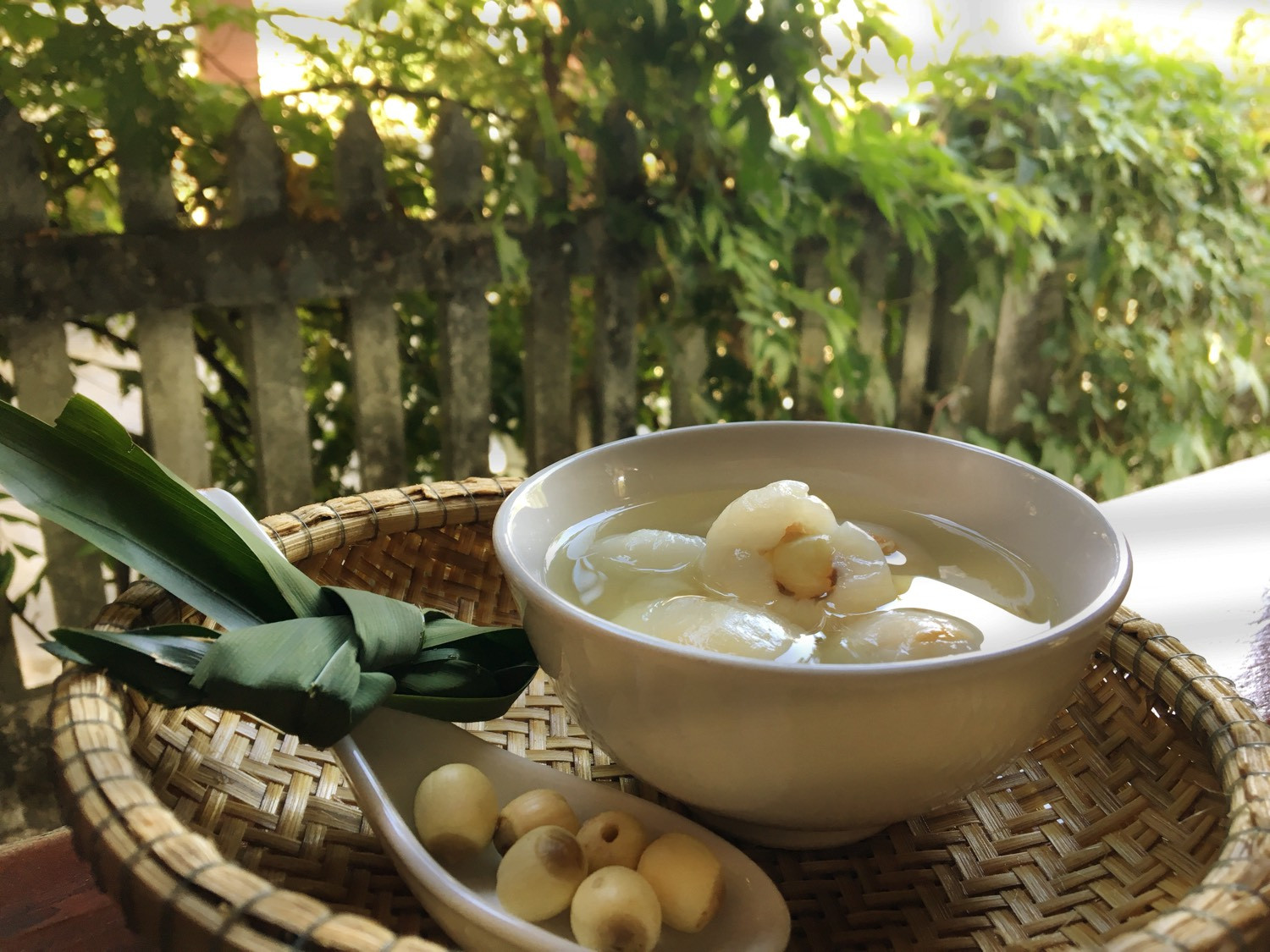 Hạt sen long vải (nhãn) là một khúc biến tấu hấp dẫn lòng người trong ngày hè oi bức. Ảnh: KL