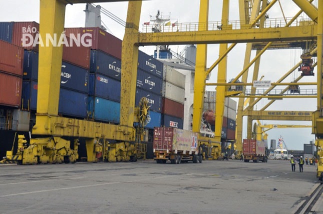 Bốc xếp hàng ở Cảng Đà Nẵng.