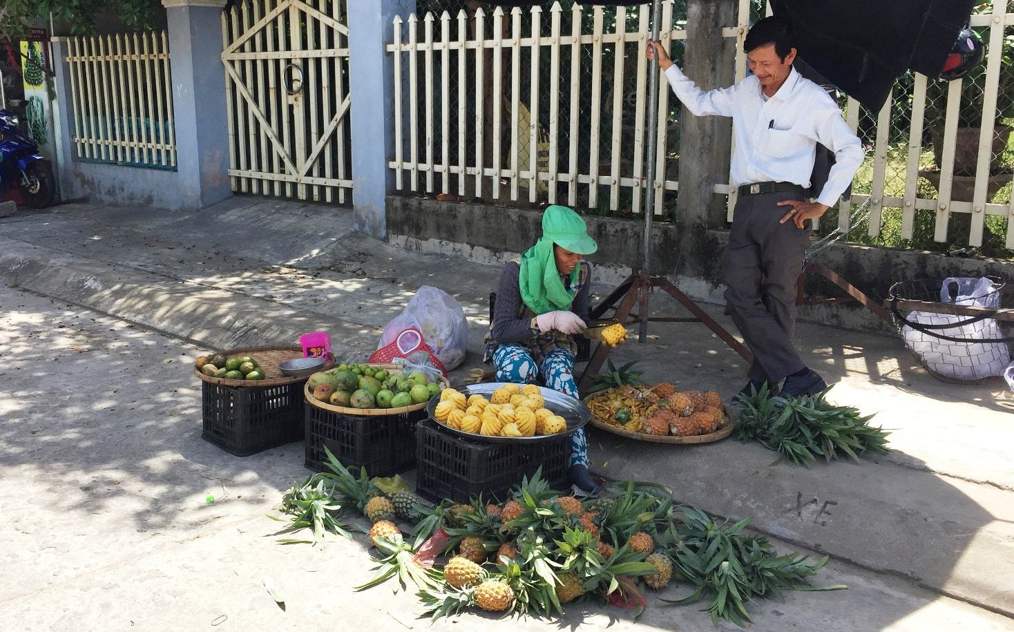 Nhiều gánh hàng rong trước cổng các khu công nghiệp không được quản lý về VSATTP. Ảnh: PHAN VINH