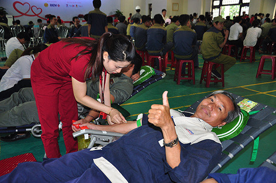 Ông Nguyễn Đức Hùng (nhân viên Thaco) dù đã 55 tuổi nhưng vẫn hăng hái tham gia hiến máu. Ảnh: VINH ANH