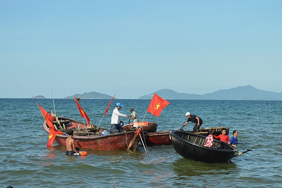 Chuẩn bị đua thúng trên biển trong ngày hội. Ảnh; V.L