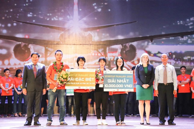 Nhóm dự án JustOrder giành giải nhất cuộc thi Startup Runway 2018.              Ảnh: NVCC