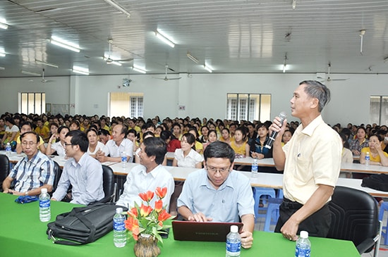 Các cơ quan chức năng tư vấn về chính sách BHXH cho công nhân, người lao động.