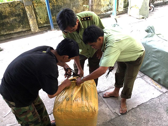 Lực lượng quản lý thị trường xử lý hàng hóa không có hóa đơn, chứng từ kèm theo.Ảnh: V.N