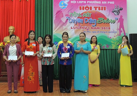  Trao giải hội thi tiếng hát “Duyên dáng bolero” phường An Phú. Ảnh: L.P.L.N