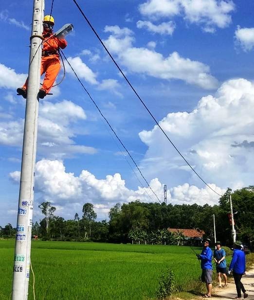 Đoàn tình nguyện thực hiện công trình thắp sáng đường quê. Ảnh: A.Đ