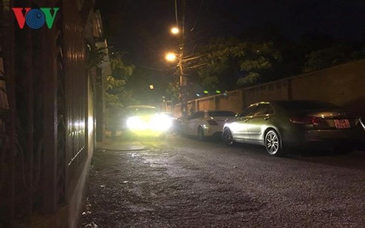 Việc khám xét bắt đầu lúc 21h30 ngày 10/7 khi một ôtô biển xanh 80B cùng công an, cán bộ viện kiểm sát có mặt tại nhà ông Phạm Đình Trọng ở số 31 ngõ 5 Láng Hạ (quận Đống Đa, Hà Nội). (ảnh: Lê Tùng)