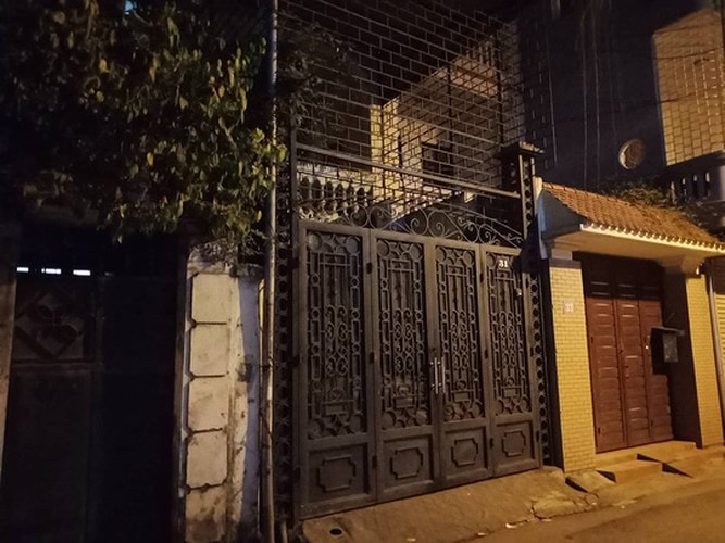 Ngay sau khi lực lượng công an, viện kiểm sát có mặt tại nhà ông Phạm Đình Trọng, cửa ngôi nhà đã đóng để lực lượng chức năng thực hiện việc khám xét (ảnh: Người lao động)
