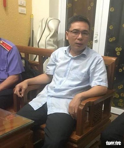 Được biết, quá trình khám xét nhà, cơ quan chức năng dẫn bị can về nhà thực hiện lệnh khám xét. Trong ảnh: Cơ quan điều tra và Viện kiểm sát đưa ông Phạm Đình Trọng về khám nhà (ảnh: Tuổi trẻ)