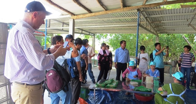 Packing rice paper before selling