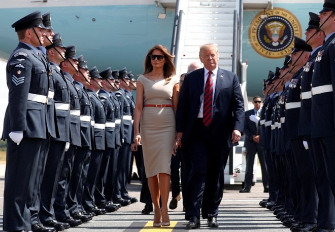 Tổng thống Mỹ Trump và phu nhân đến Anh. (Nguồn: Reuters)