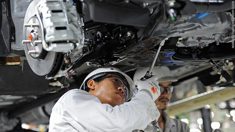 Công nhân tại nhà máy sản xuất và lắp ráp ô tô tại Thái Lan. Ảnh: CNN