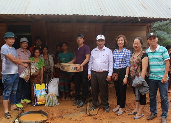 Đoàn tình nguyện trao quà cho người dân bản Ta Loong, huyện Kà Lừm, Sê Kông, Lào.