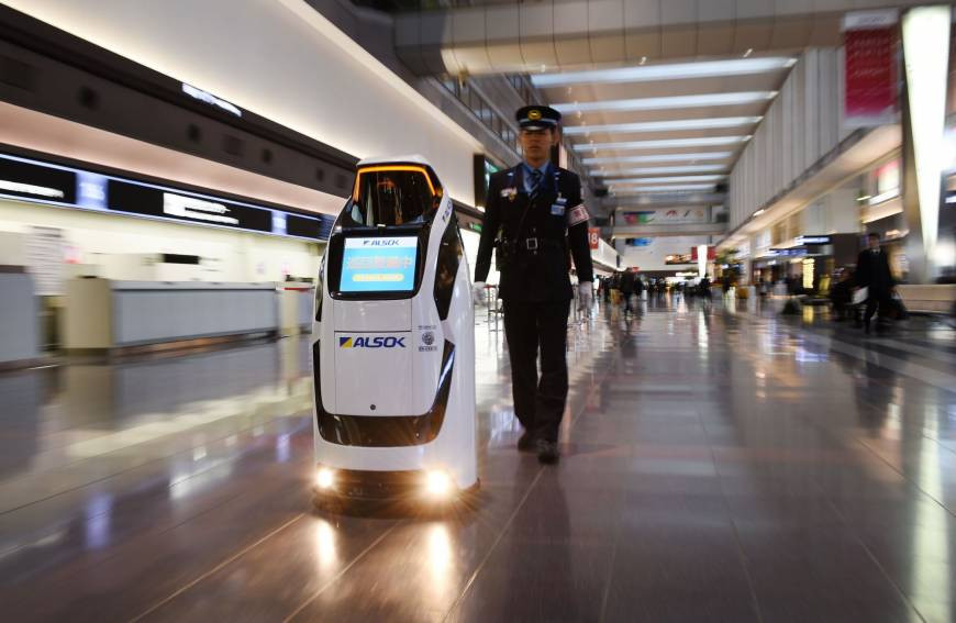 Rô bốt trí tuệ nhân tạo tại sân bay Nhật Bản. Ảnh: AFP